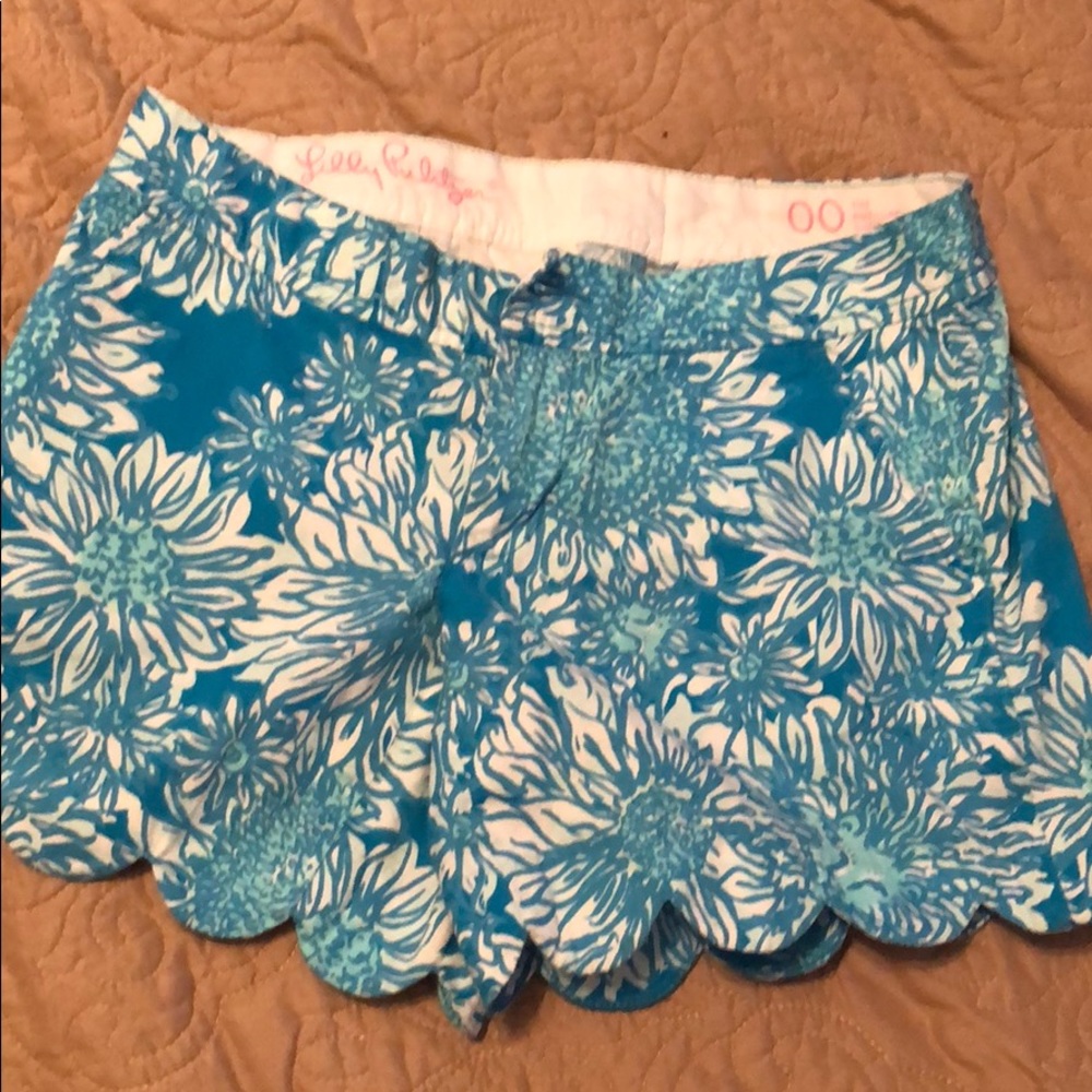 Super cute scalloped Lilly Pulitzer shorts!